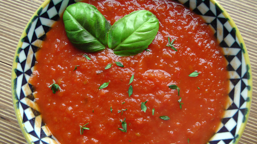 Tomatensoep recept met verse tijm en basilicum
